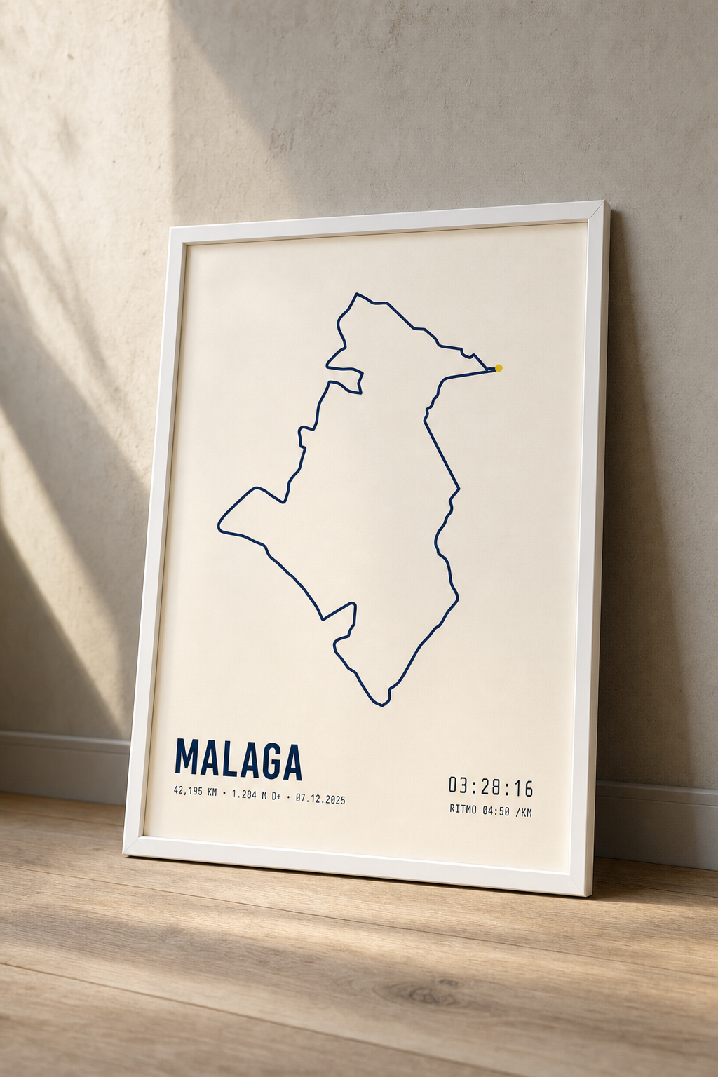 Cuadro con un recorrido personalizado, con marco blanco, apoyado en una pared
