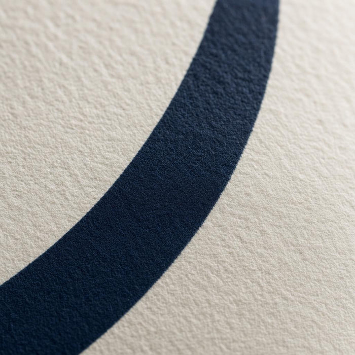Detalle macro del papel mate de 200 gramos, con la fibra a contraluz y una línea impresa en azul tinta.