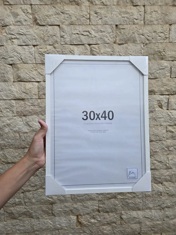 El marco blanco de 30 × 40 dentro de su funda, con la etiqueta de la medida