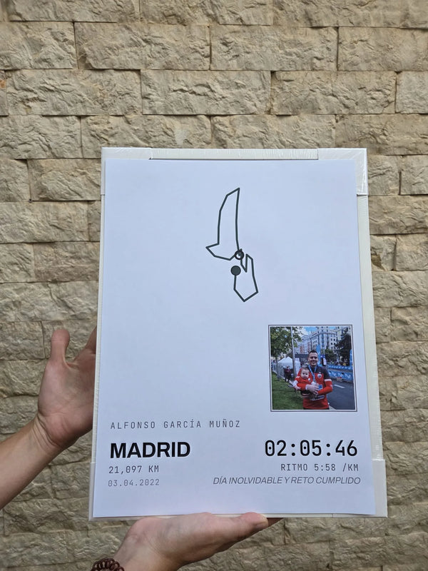 La lámina impresa con el recorrido de un maratón de Madrid, sujeta a la luz del día